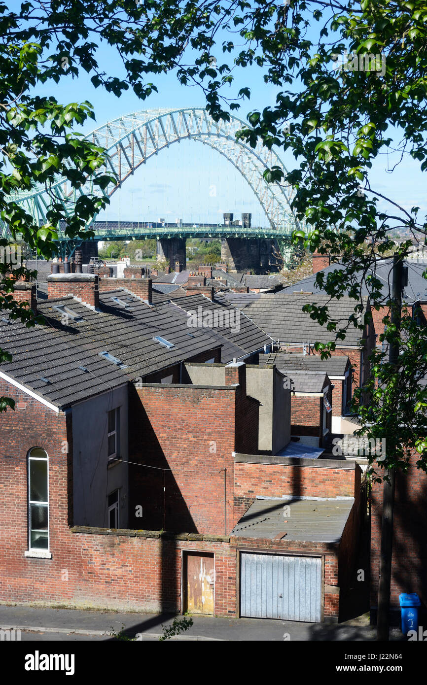 Widnes Runcorn Runcorn bridge s'élevant au-dessus des toits. Banque D'Images