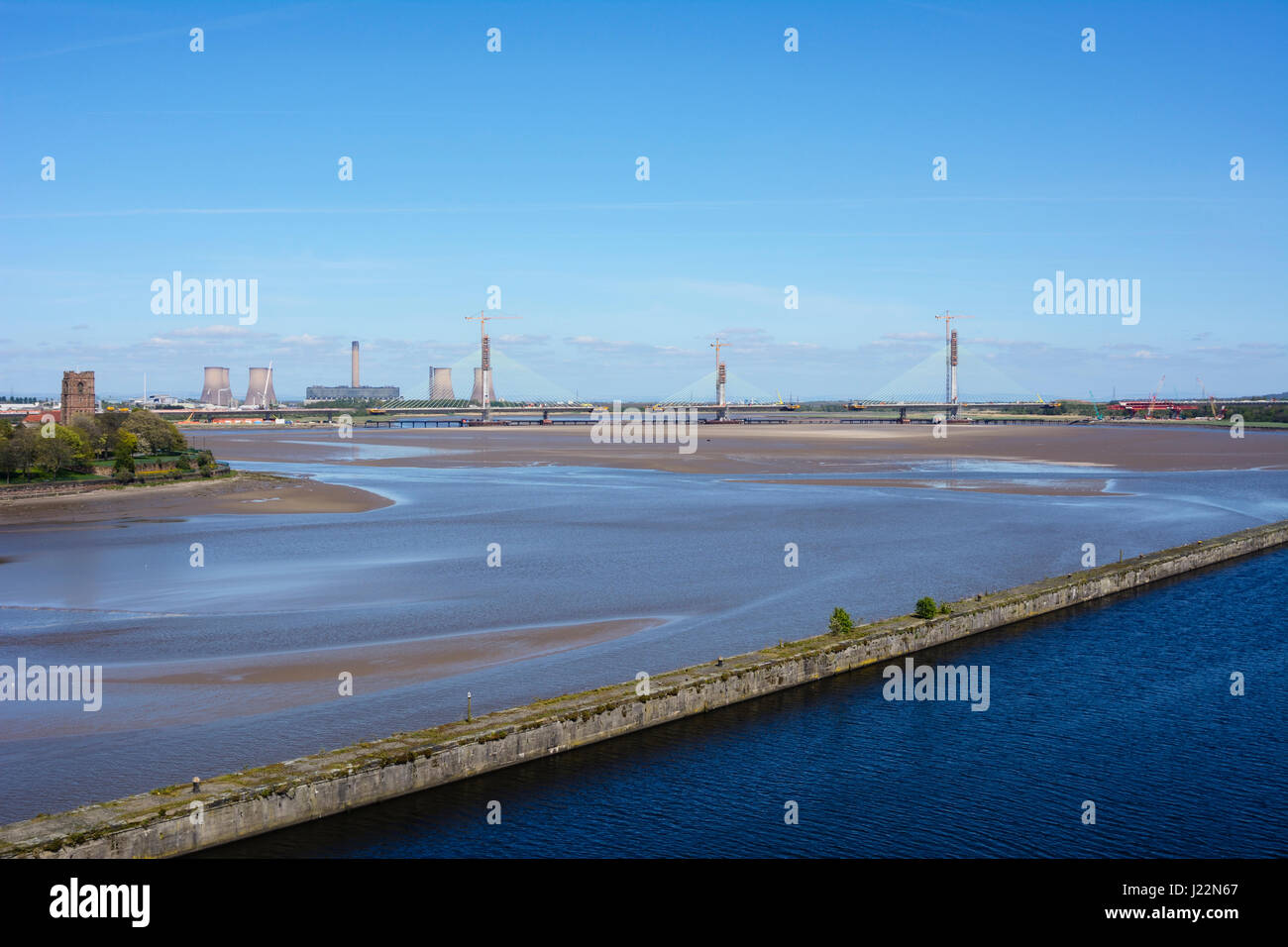Mersey Gateway bridge en construction sur la rivière Mersey et Manchester Ship Canal entre Runcorn et Widnes. Banque D'Images