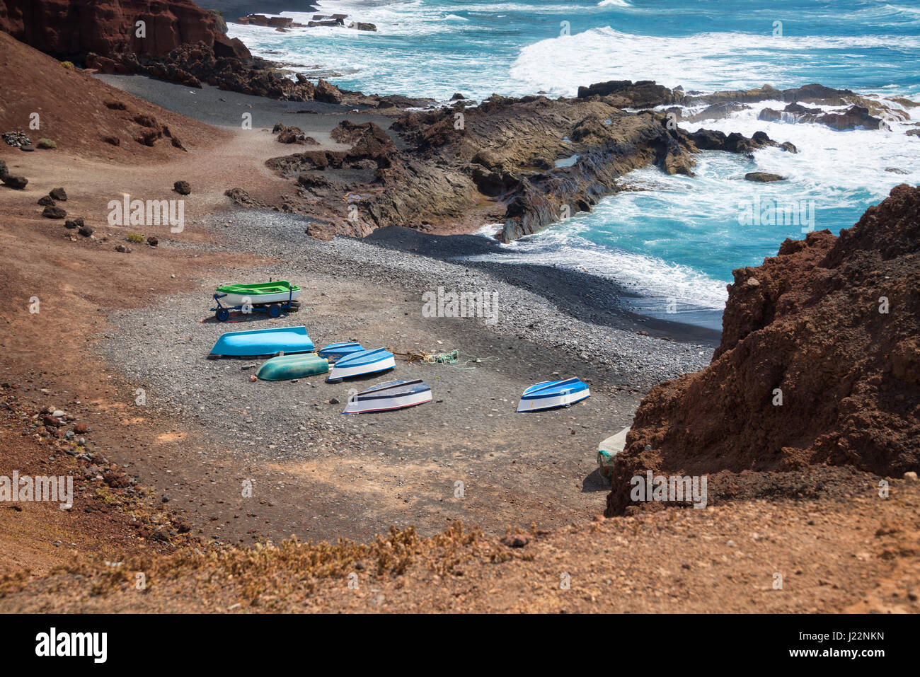 Bateaux colorés sur une plage à Lanzarote, îles Canaries, Espagne Banque D'Images