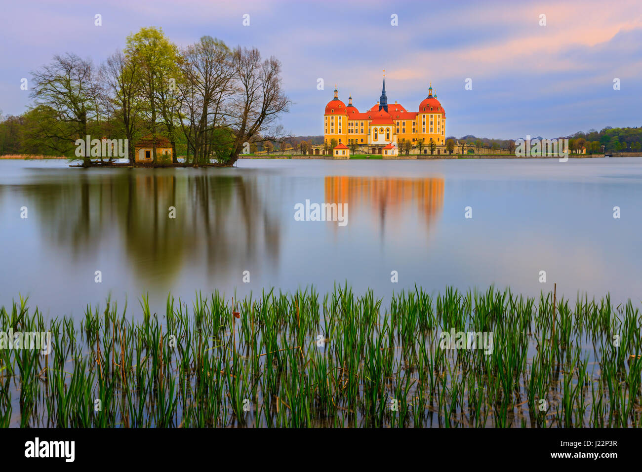 Château de Moritzburg (en allemand : Schloss Moritzburg) ou Moritzburg Palace est un palais baroque de Moritzburg, dans l'état allemand de Saxe, environ 13 kilomet Banque D'Images