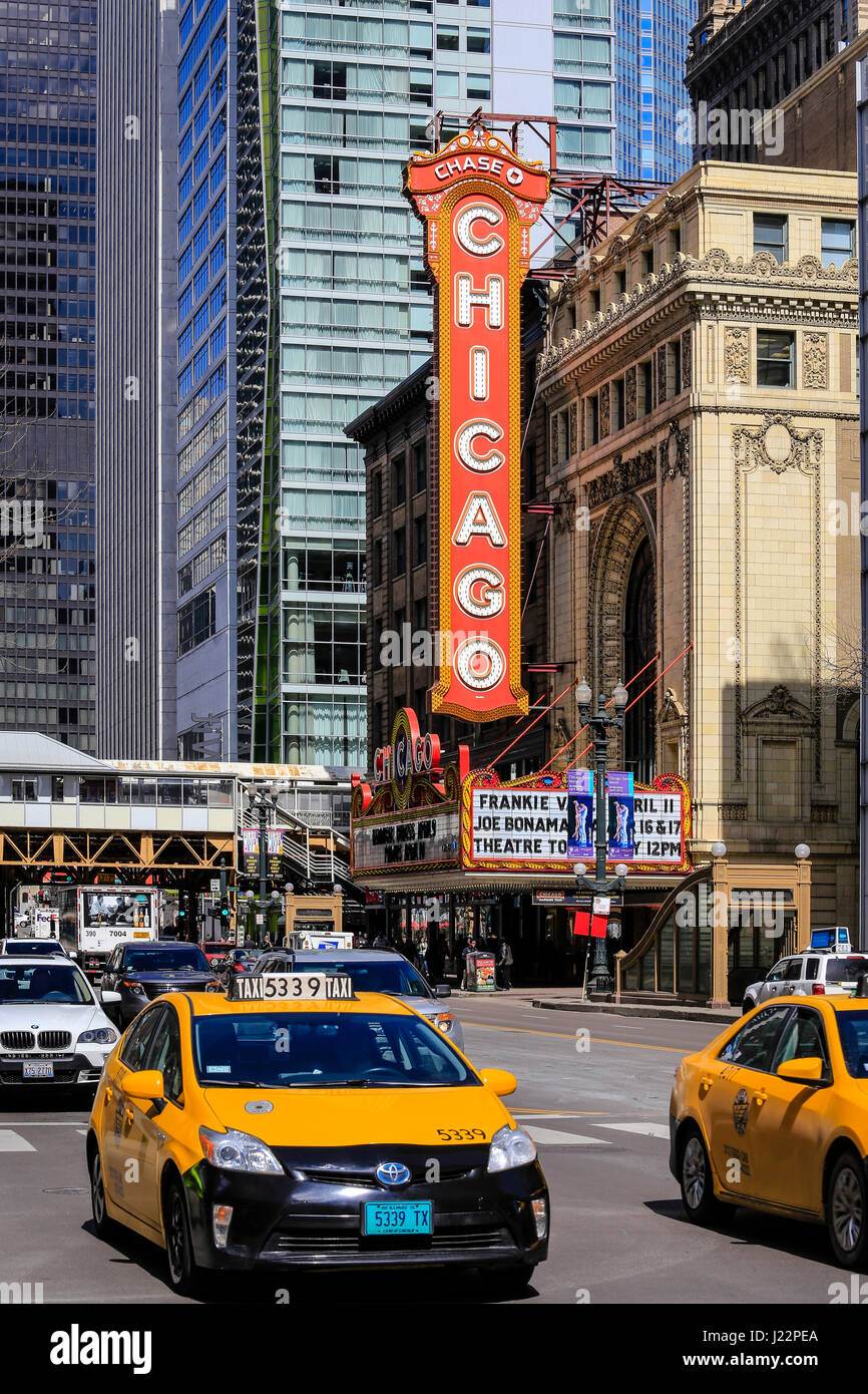 Scène de rue avec taxi à Chicago Theatre, Chicago, Illinois, États-Unis Banque D'Images