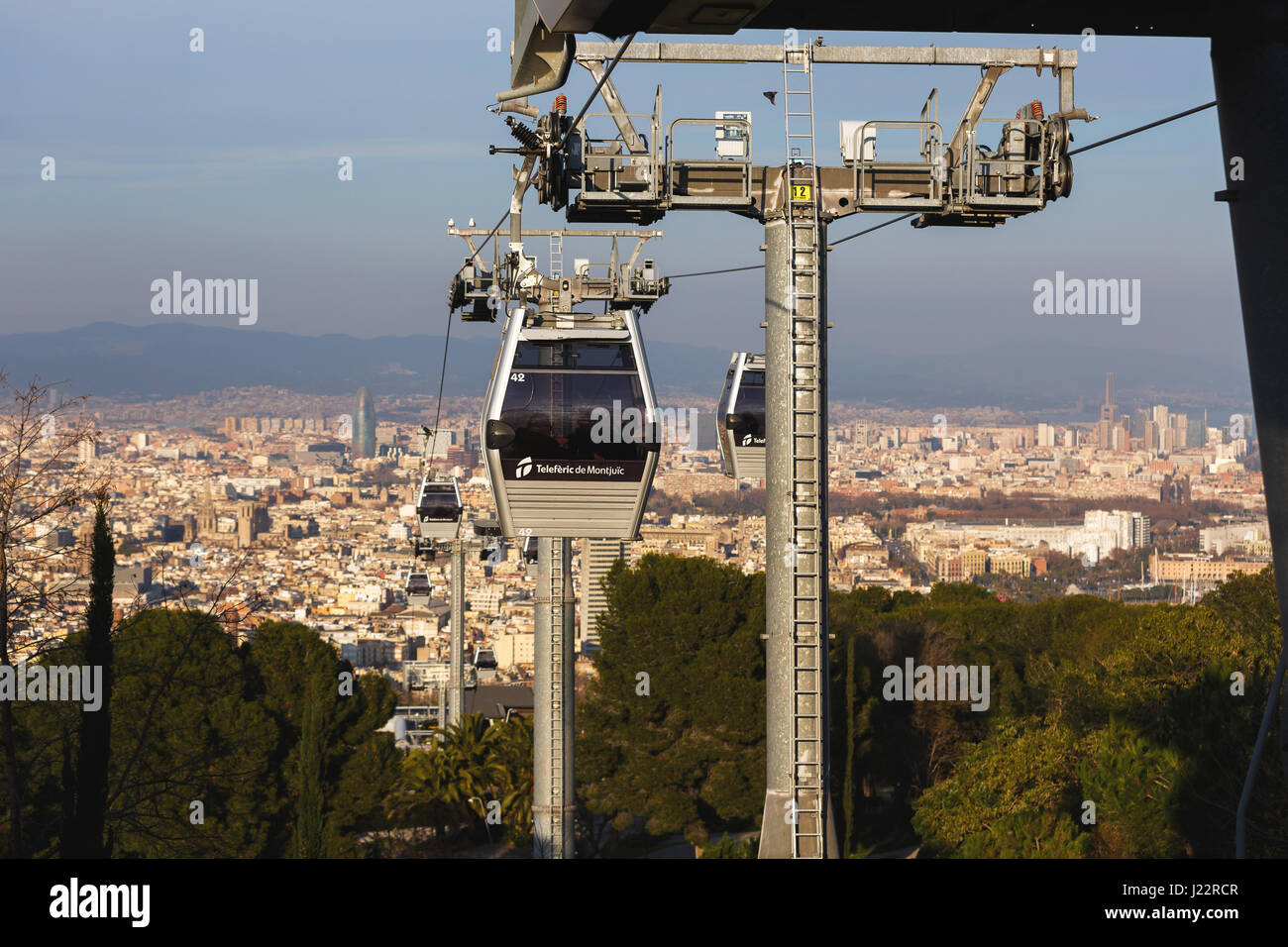 Barcelone, Espagne - 07 janvier 2017 : Le téléphérique de Montjuïc en arrière-plan des rues de Barcelone Banque D'Images