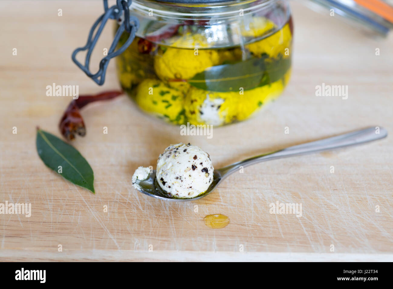 - Labneh fromage yogourt frais, mariné à l'huile d'olive extra vierge, fines herbes et épices. Banque D'Images