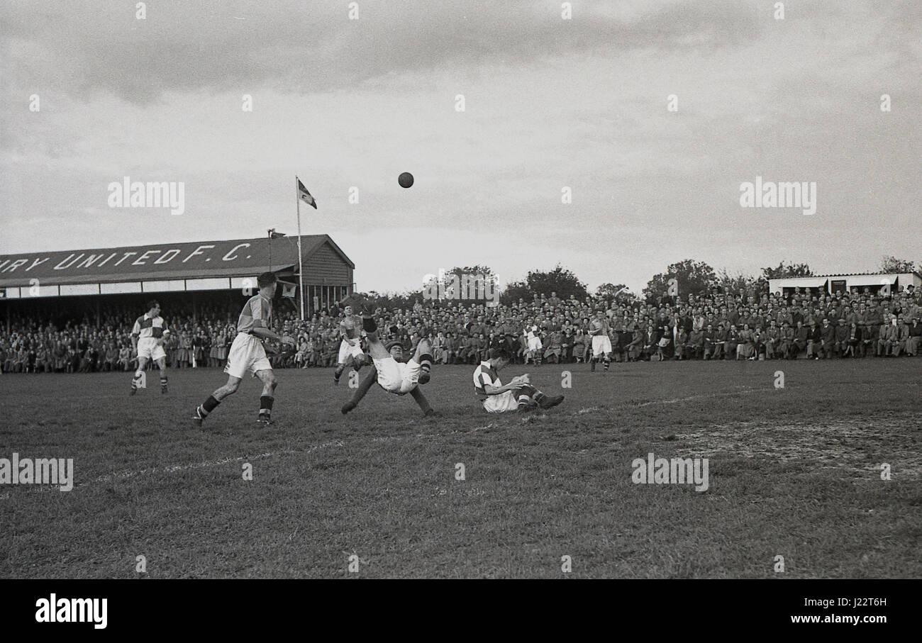 1950, en Angleterre, un match de football à Aylesbury United F.C, un club amateur formé en 1897. Banque D'Images