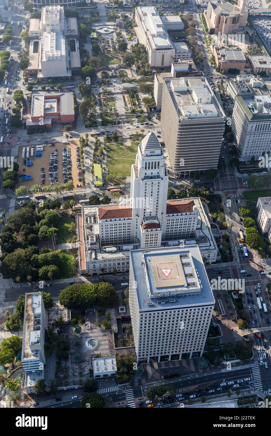 Après-midi vue aérienne de Los Angeles City Hall, Grand Park et Centre Civique de bâtiments. Banque D'Images