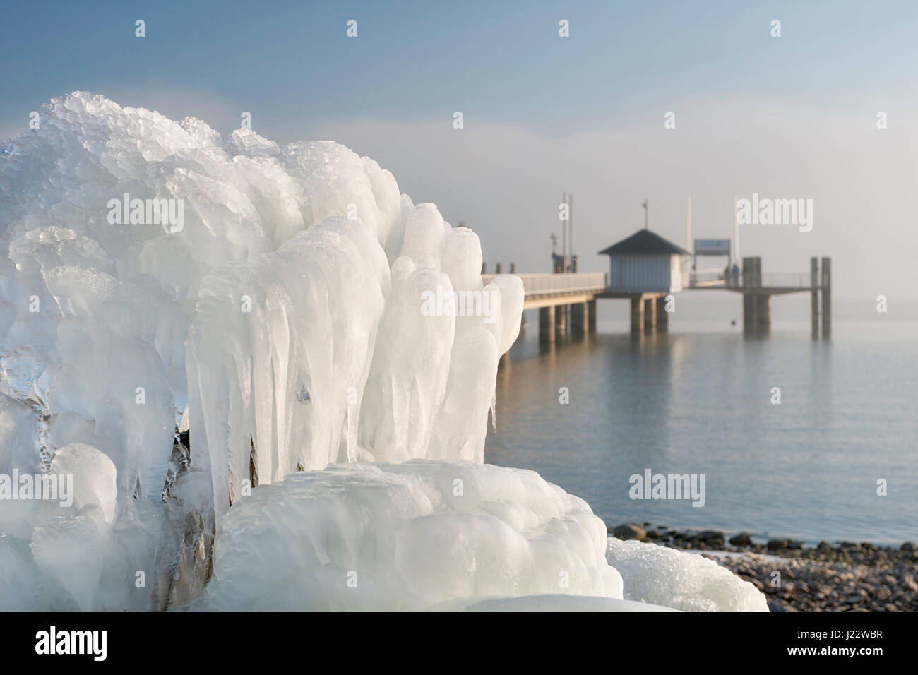 Deutschland, Bade-Wurtemberg, Immenstaad, Eisformationen Schifflandesteg um den am Brunnen Banque D'Images