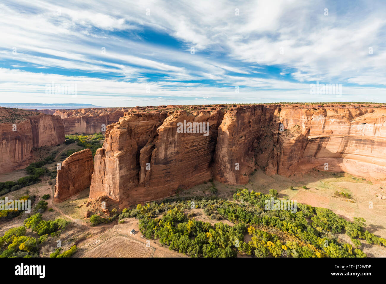 USA, Arizona, Navajo Nation, Dinant, Canyon de Chelly National Monument, maison coulissante donnent sur Banque D'Images