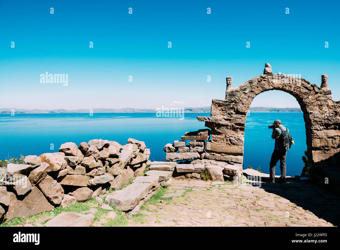 L'île de Taquile, lac Titicaca, au Pérou. Backpacker prendre des photos de la vue sur le lac Titicaca Banque D'Images