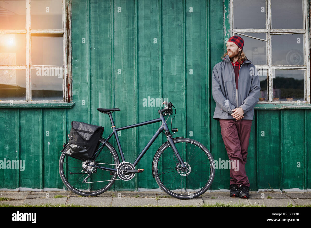 Jeune homme sur un vélo d''avoir une pause Banque D'Images Jeune homme sur un vélo d''avoir une pause Banque D'Images
