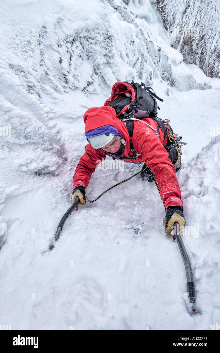 L'Écosse, Anoach Mor, l'homme l'escalade de glace en hiver Banque D'Images