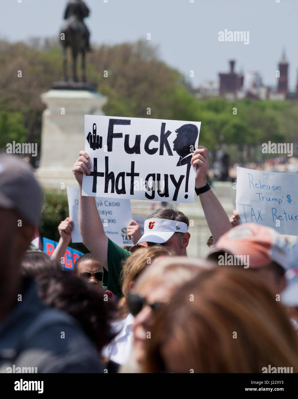 Anti-Trump protestataires au Capitole au cours d'TaxMarch - Washington, DC USA Banque D'Images