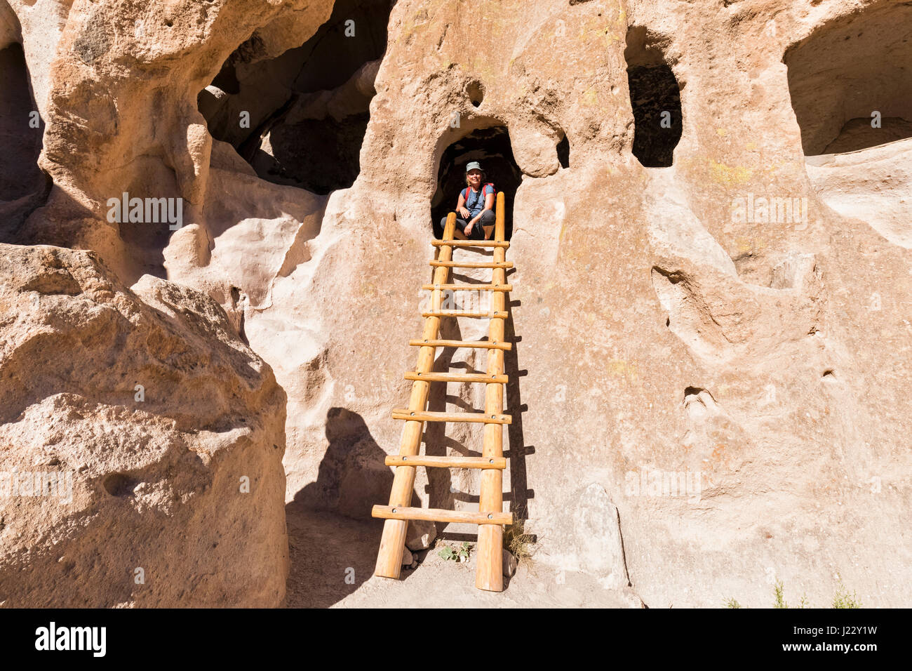 USA, Nouveau Mexique, Frijoles Canyon, Bandelier National Monument, Ruines de l'Ancestral Pueblo, Cliff dwellings, Maisons d'éboulis, dans une grotte touristique Banque D'Images