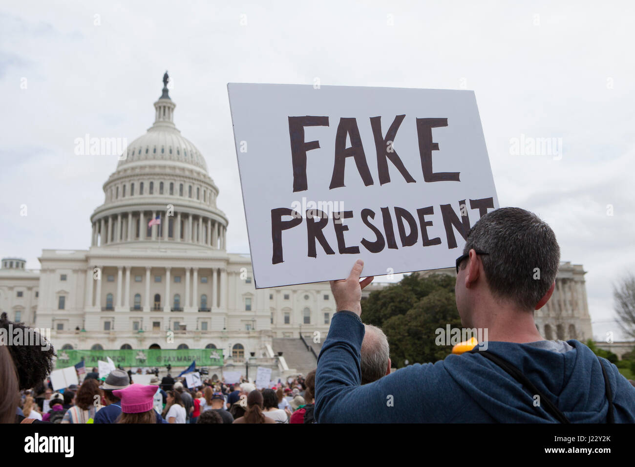 Anti-Trump protestataires au Capitole au cours d'TaxMarch - Washington, DC USA Banque D'Images