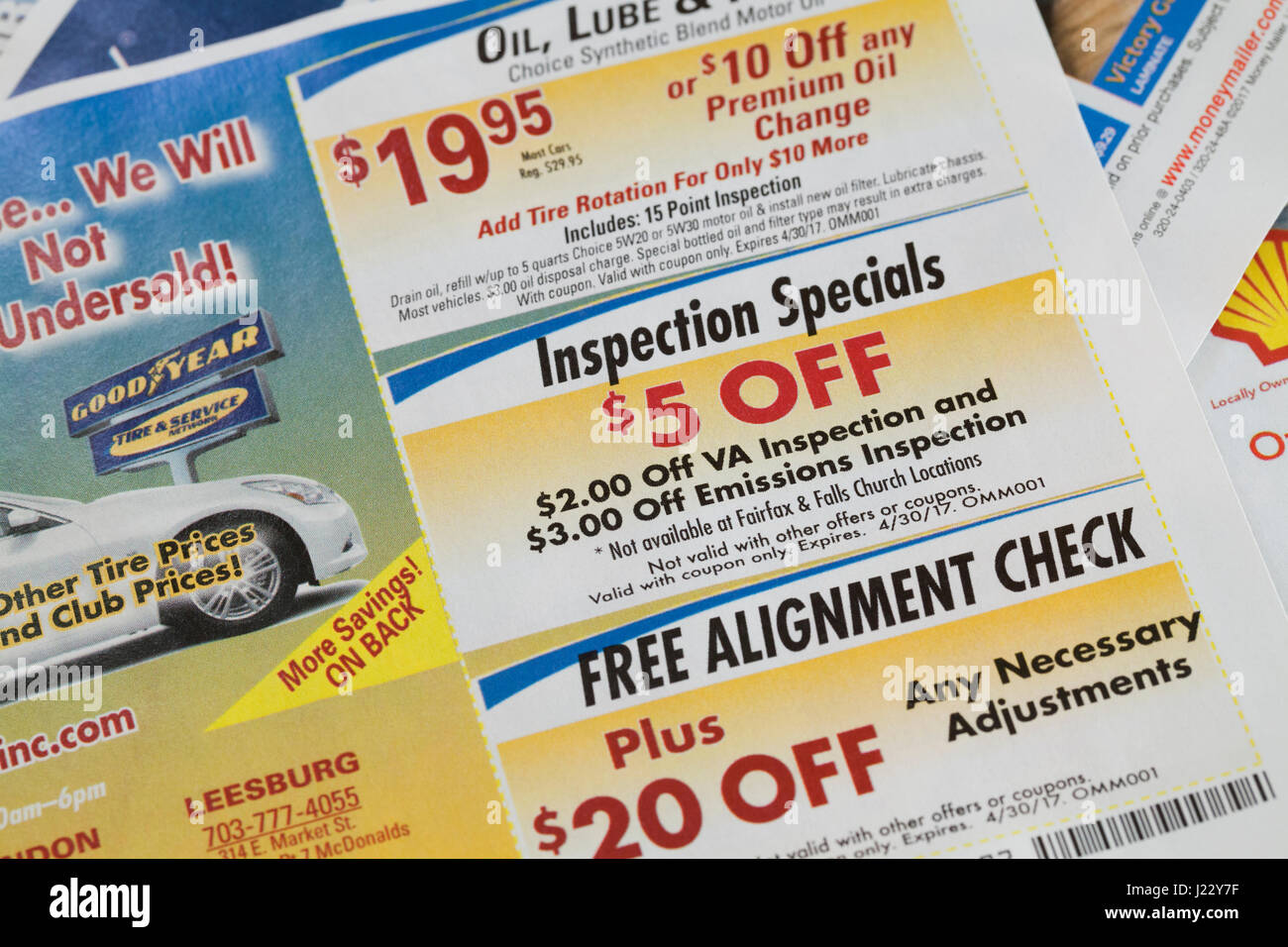 Auto maintenance et réparation coupons in weekly mailer ad - USA Banque D'Images