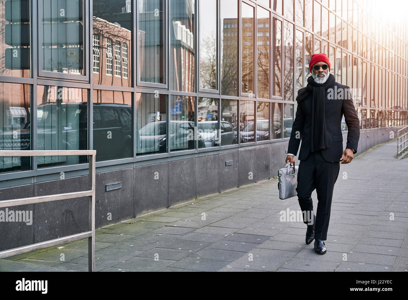 Mature businessman walking in the street Banque D'Images