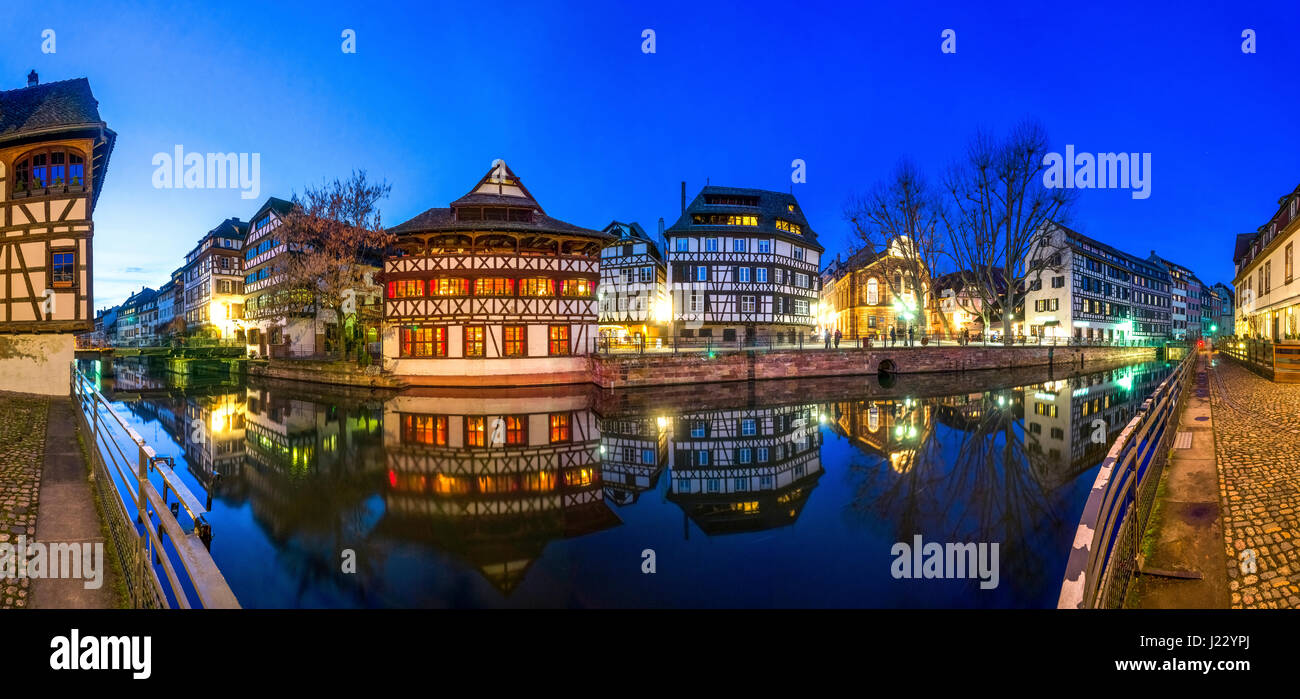 France, Strasbourg, La Petite France, à l'Ill et maisons à colombages à l'heure bleue Banque D'Images
