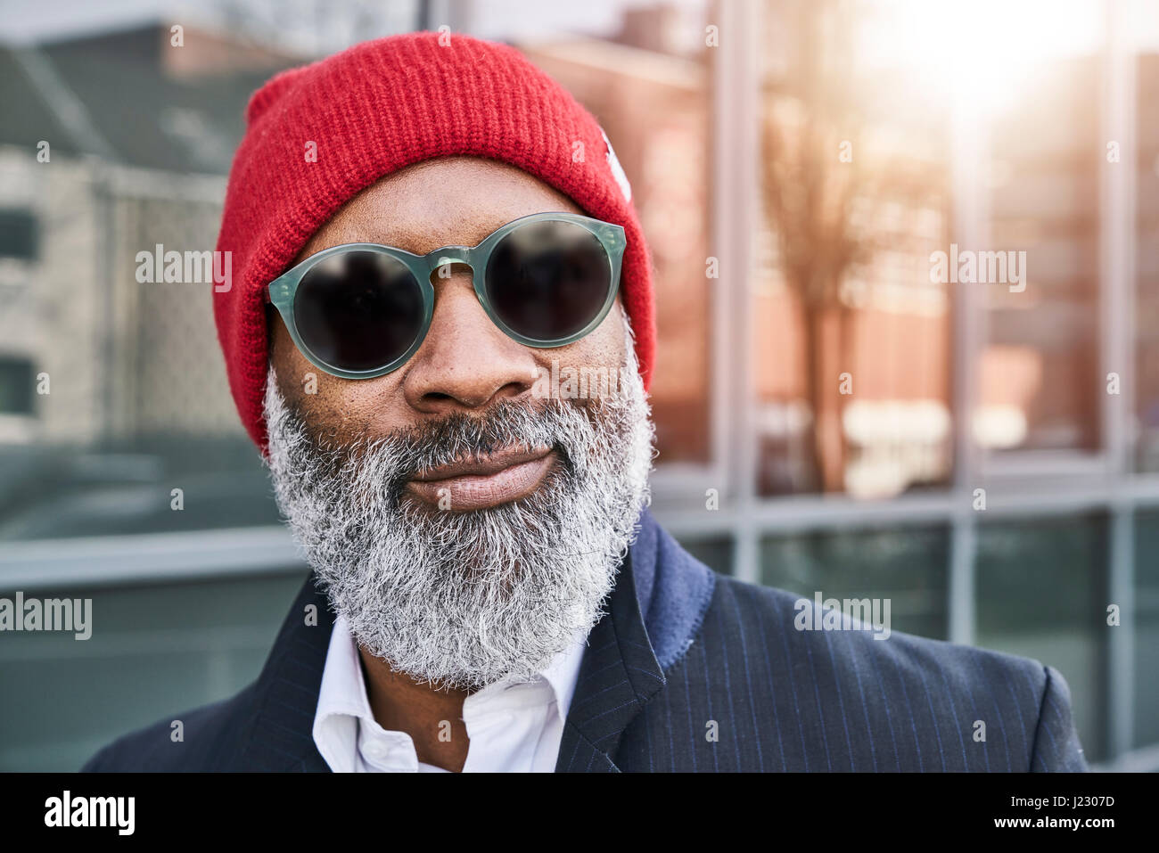 Mature businessman wearing red cap Banque D'Images