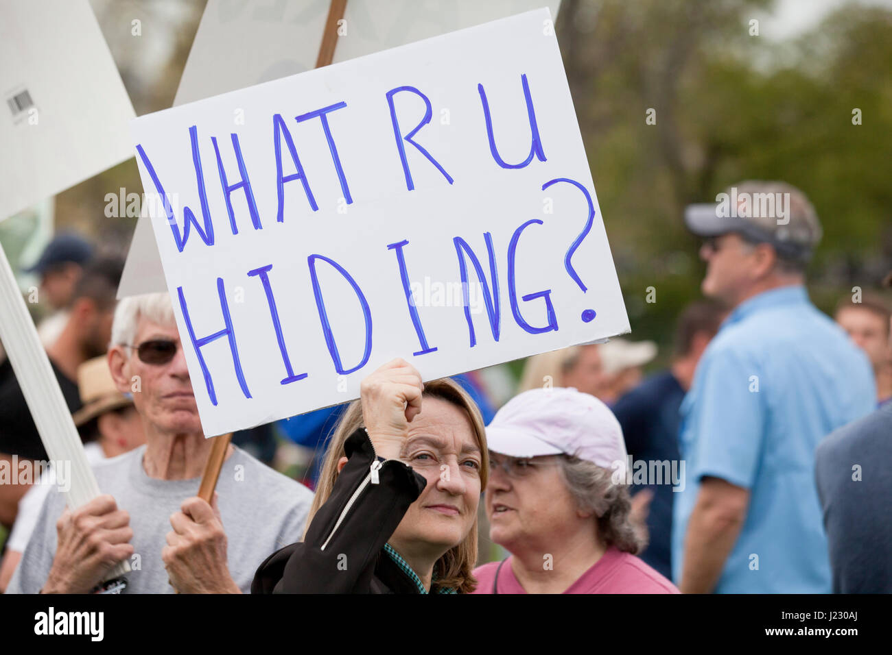 Anti-Trump protestataires au Capitole au cours d'TaxMarch - Washington, DC USA Banque D'Images