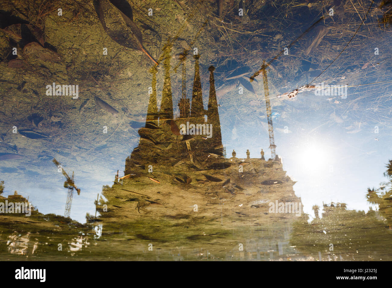 L'église de La Sagrada Familia le reflète dans l'eau Banque D'Images