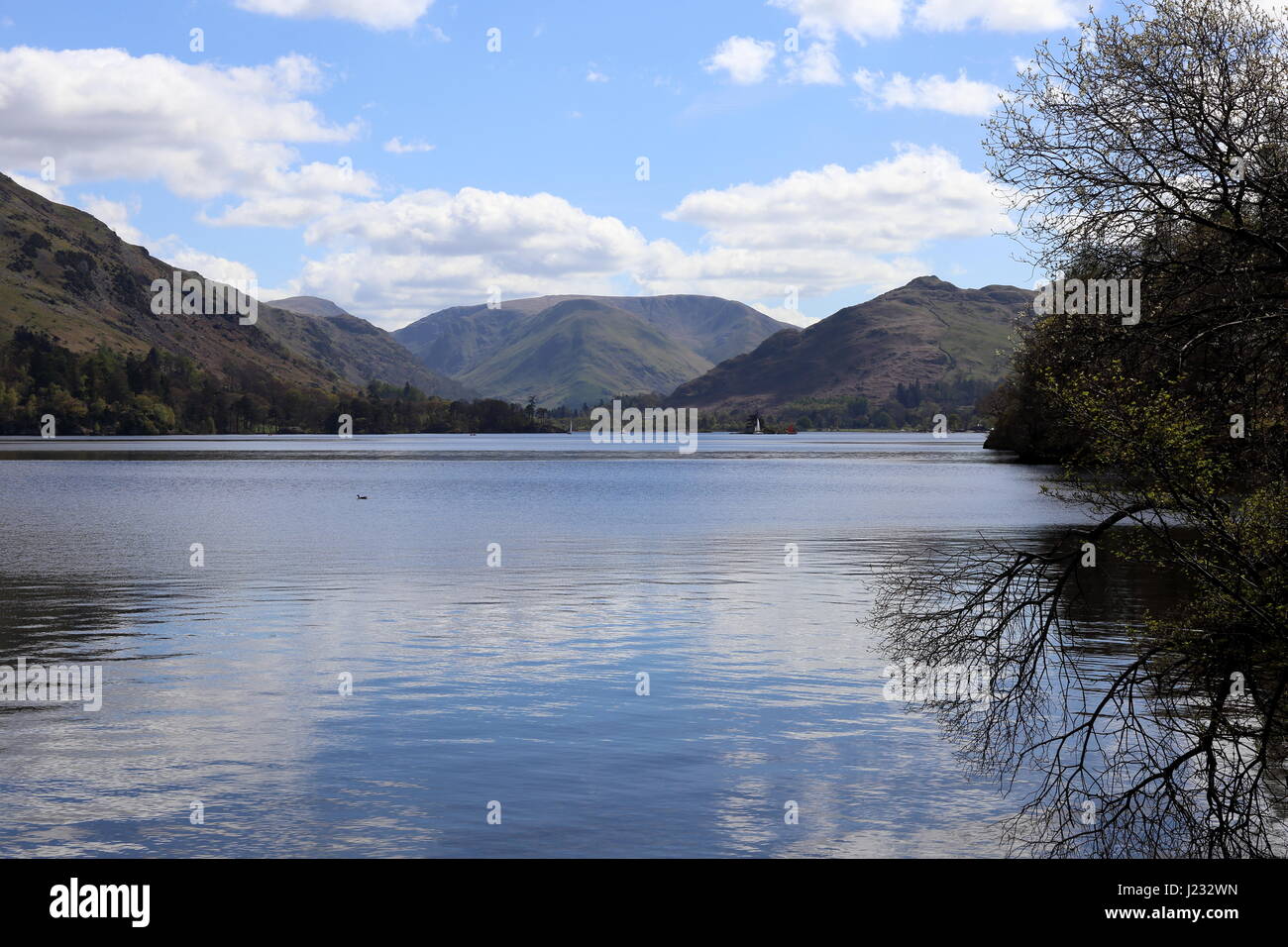 Ullswater dans Penrith dans le Lake District National Park à la recherche au sud vers la formidable Kirkstone pass dans le Cumrian les montagnes. Banque D'Images