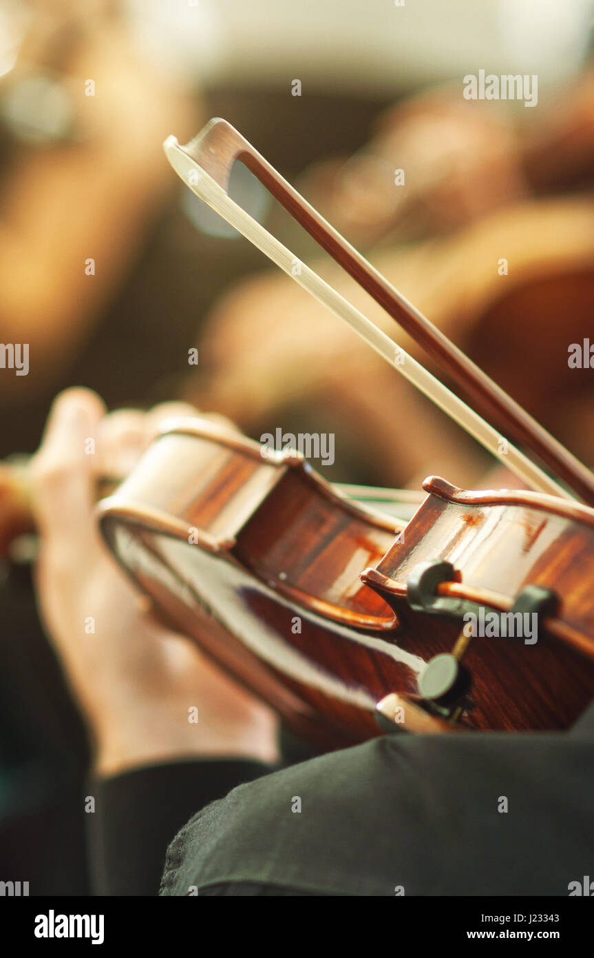 Membre de l'orchestre de musique classique à jouer du violon sur un concert, méconnaissable musicien avec string instrument, selective focus Banque D'Images