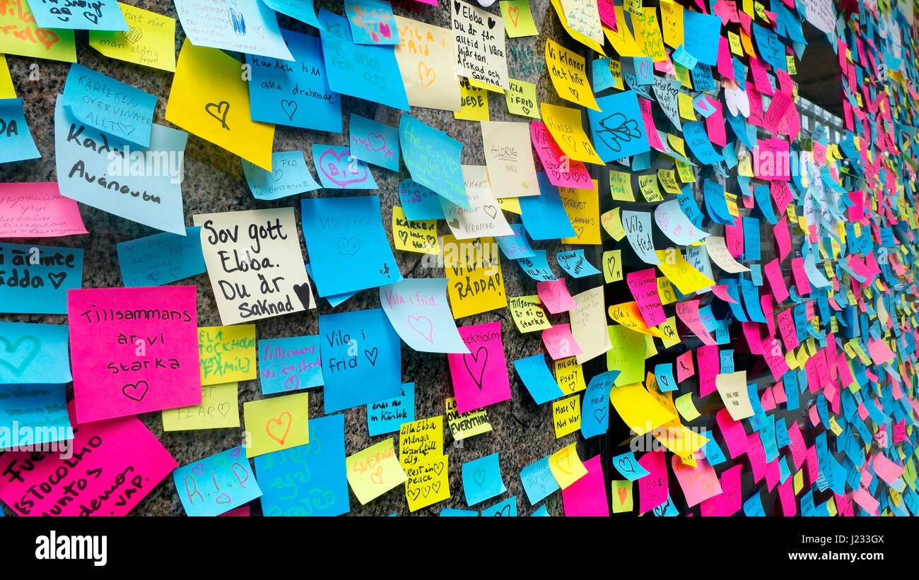 STOCKHOLM, Suède - 11 Avril 2017 : Les notes sont présentées à un mémorial de fortune, pour commémorer les victimes de l'attaque terroriste dans le centre de Stockholm Banque D'Images