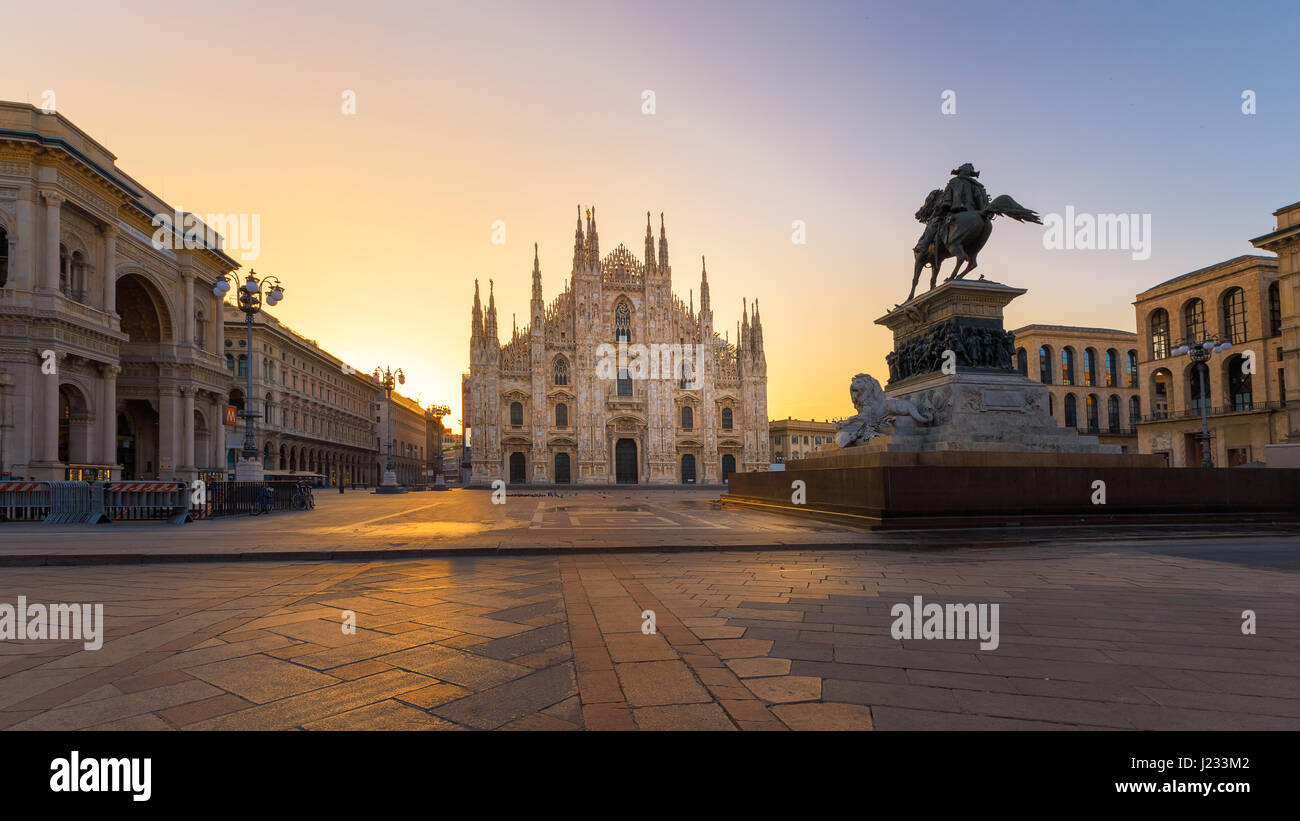 Duomo , Milan cathédrale gothique au lever du soleil,l'Europe.photo horizontale avec copie-espace. Banque D'Images