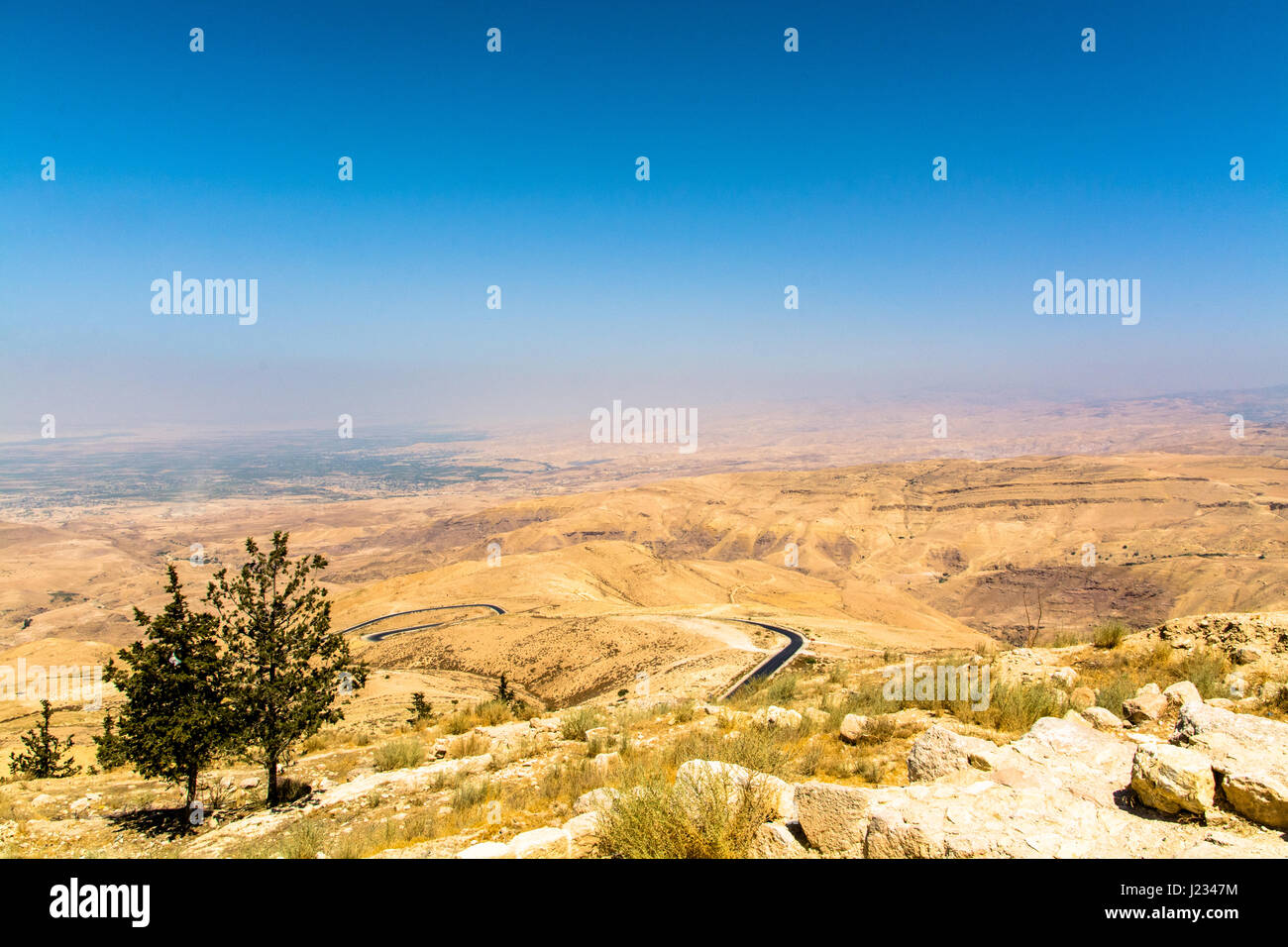 Vue panoramique de Holly Land au Mont Nebo contre Ciel Bleu clair Banque D'Images