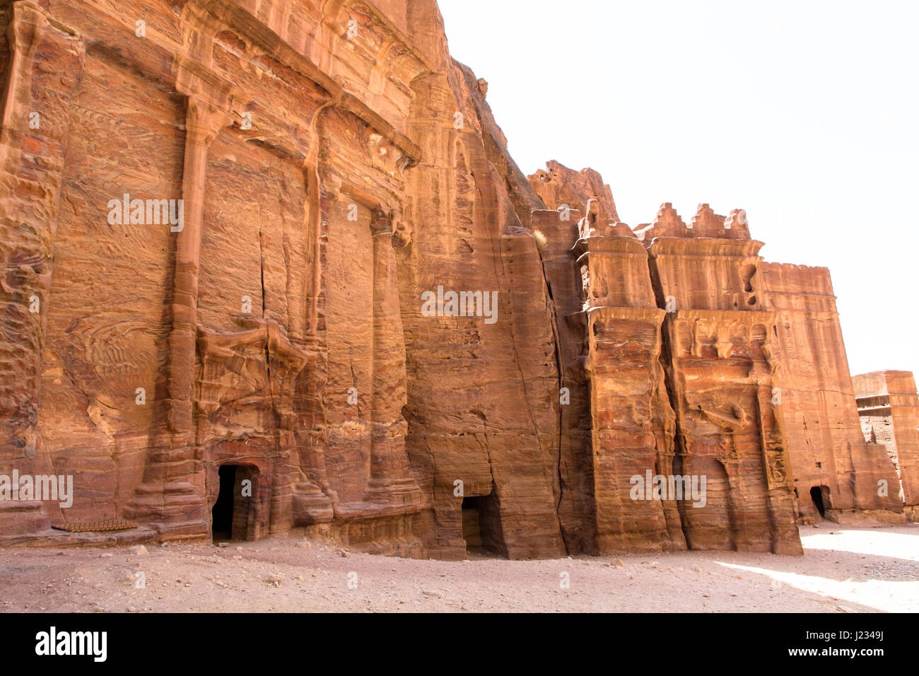 Les bâtiments anciens érodés sculptés dans la pierre à Petra Banque D'Images