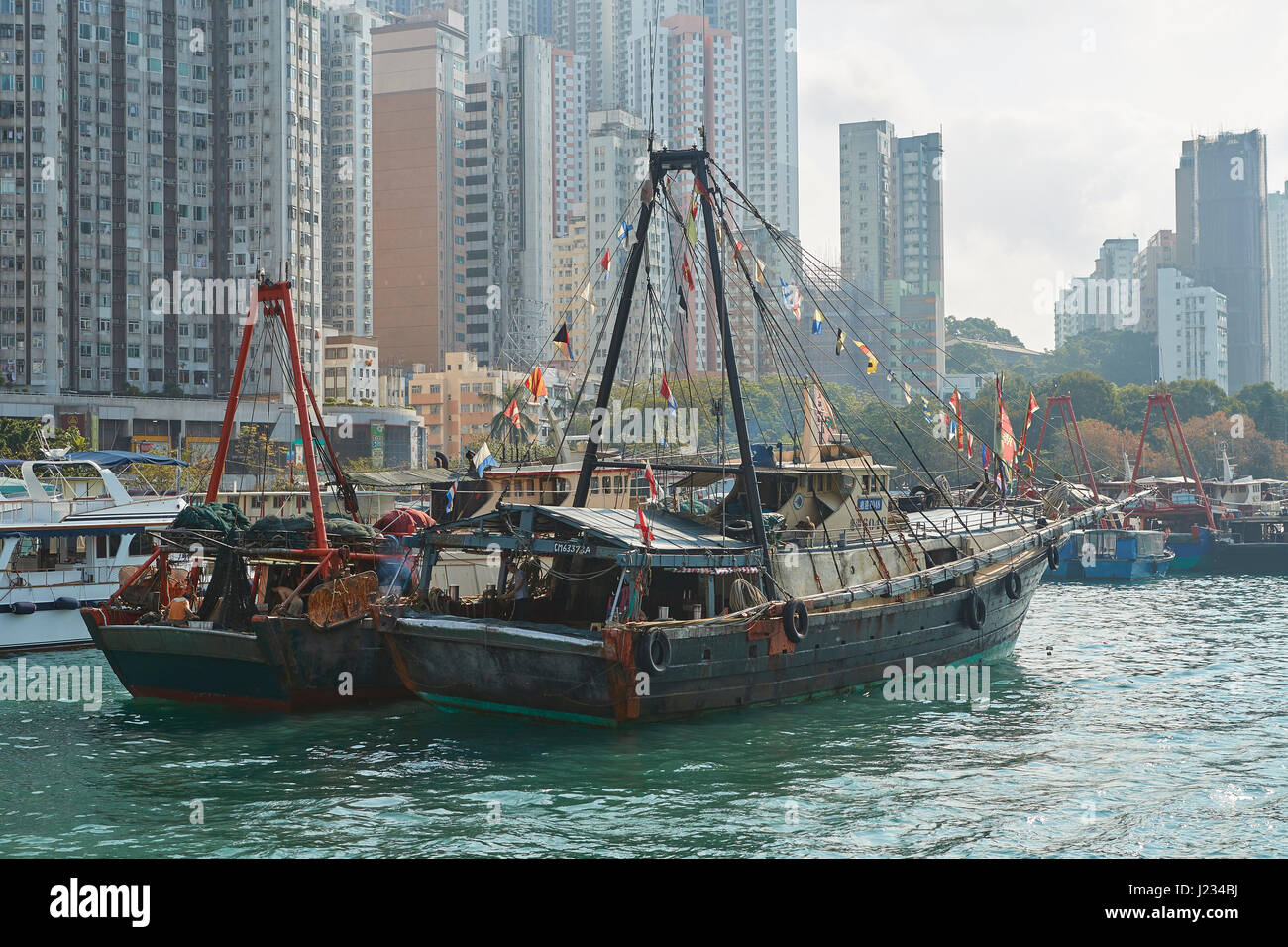 Les chalutiers de pêche amarrés dans le canal d'Aberdeen bondé, Hong Kong. Banque D'Images