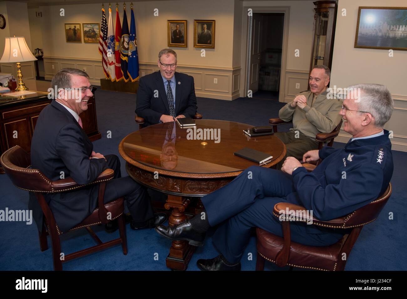 Le secrétaire américain à la défense, Ashton Carter (à gauche), sous-secrétaire de la Défense Bob Travail, Joint Chiefs of Staff Président Joseph Dunford, et des chefs d'état major interarmées Vice président Paul Selva rencontrez pour un grand final 4 table ronde au Pentagone le 19 janvier 2017 à Washington, DC. (Photo par Amber I. Smith/Planetpix via DoD) Banque D'Images