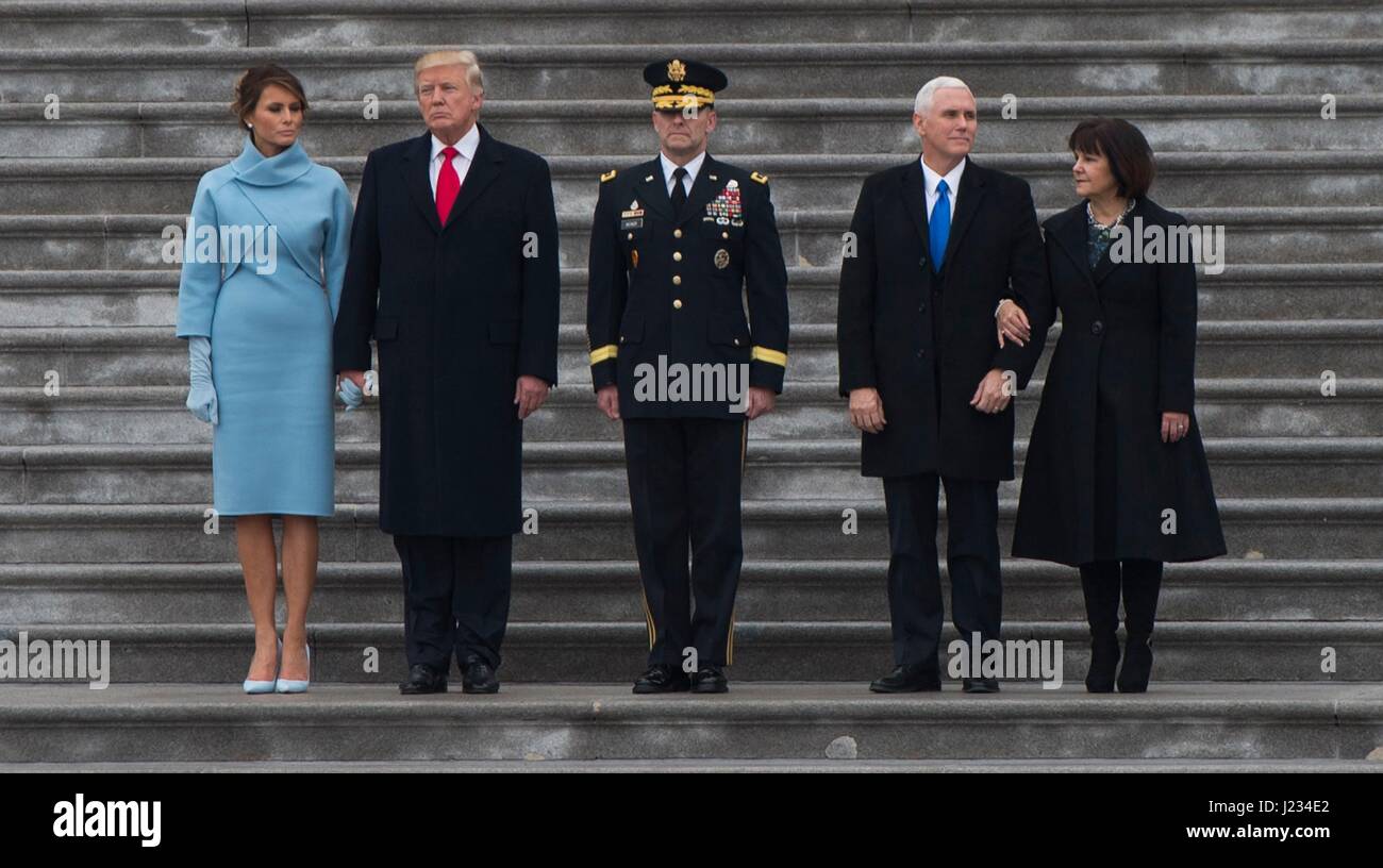 Général commandant de l'armée américaine Bradley Becker escorts Président américain Donald Trump, Première Dame Melania Trump, Vice-président Mike Pence, et Deuxième Dame Karen Pence vers le bas l'est pas de la capitale américaine au cours de la 58e Cérémonie d'investiture le 20 janvier 2017 à Washington, DC. (Photo par Sean Martin/Planetpix via DoD) Banque D'Images