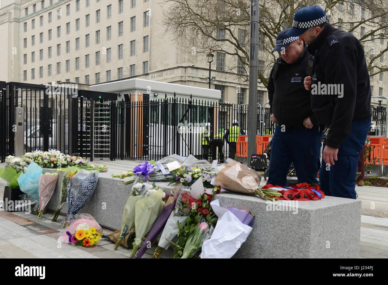 Tributs floraux pour PC Keith Palmer qui a été tué le 21 mars lors d'une attaque terroriste, sont placés à l'extérieur de New Scotland Yard, London comprend : tributs floraux Où : London, Royaume-Uni Quand : 24 Mars 2017 Banque D'Images