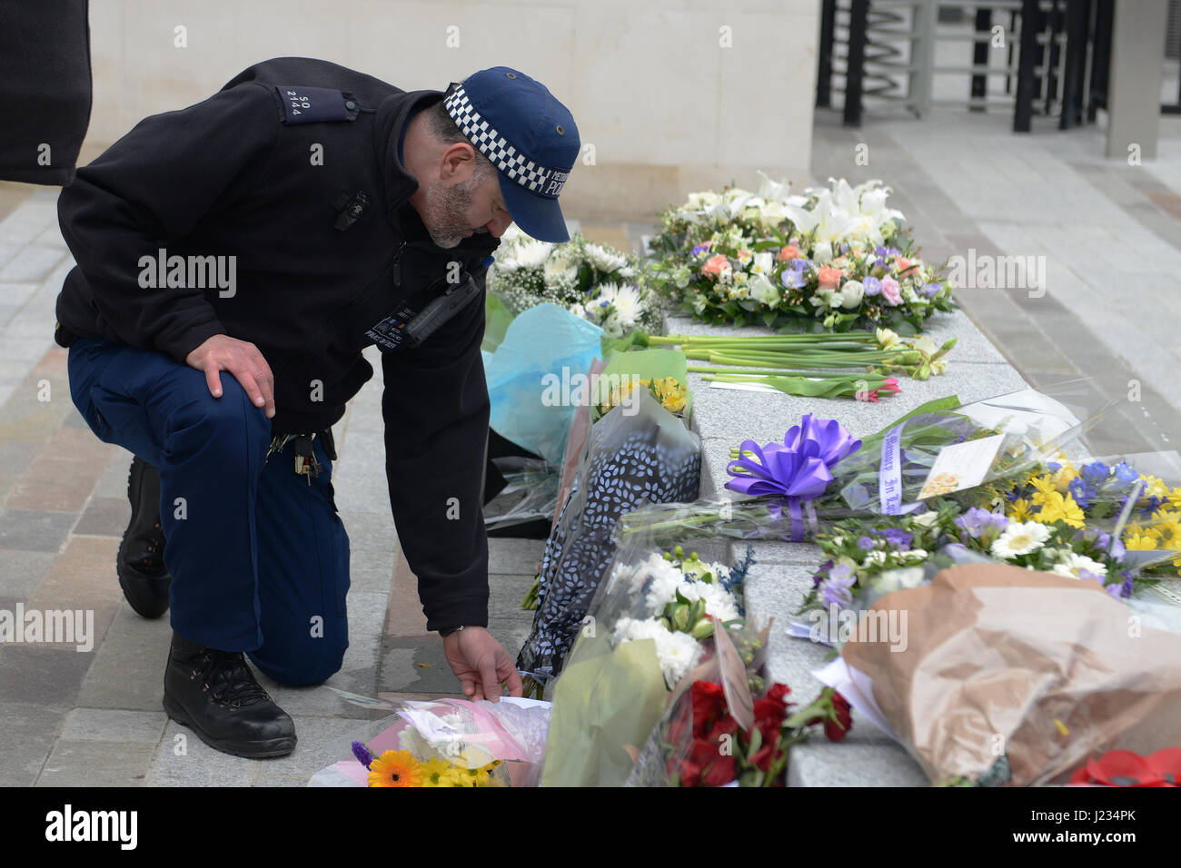 Tributs floraux pour PC Keith Palmer qui a été tué le 21 mars lors d'une attaque terroriste, sont placés à l'extérieur de New Scotland Yard, London comprend : tributs floraux Où : London, Royaume-Uni Quand : 24 Mars 2017 Banque D'Images