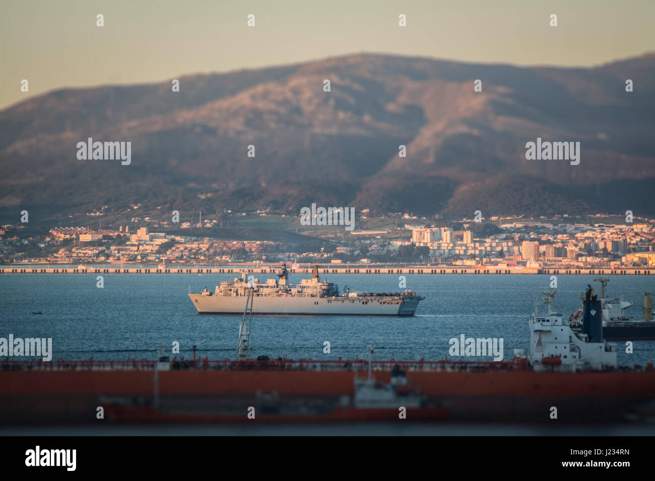 Le HMS rempart dans la baie de Gibraltar pour la formation des Royal Marines. Les Royal Marines débarquements amphibies à l'Eastern Beach à Gibraltar. Photographe S Banque D'Images