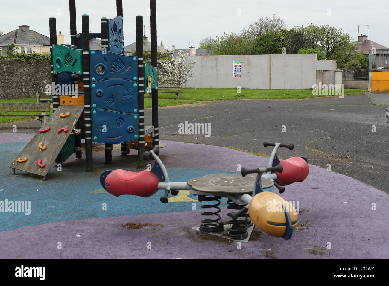 Une vue générale d'une aire de jeux pour enfants près de l'emplacement d'une fosse commune pour les enfants qui sont morts dans la maison mère et bébé Tuam, Galway. Banque D'Images