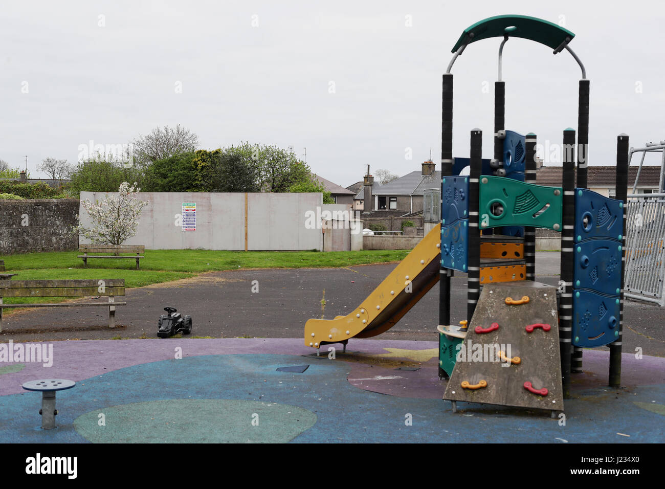 Une vue générale d'une aire de jeux pour enfants près de l'emplacement d'une fosse commune pour les enfants qui sont morts dans la maison mère et bébé Tuam, Galway. Banque D'Images