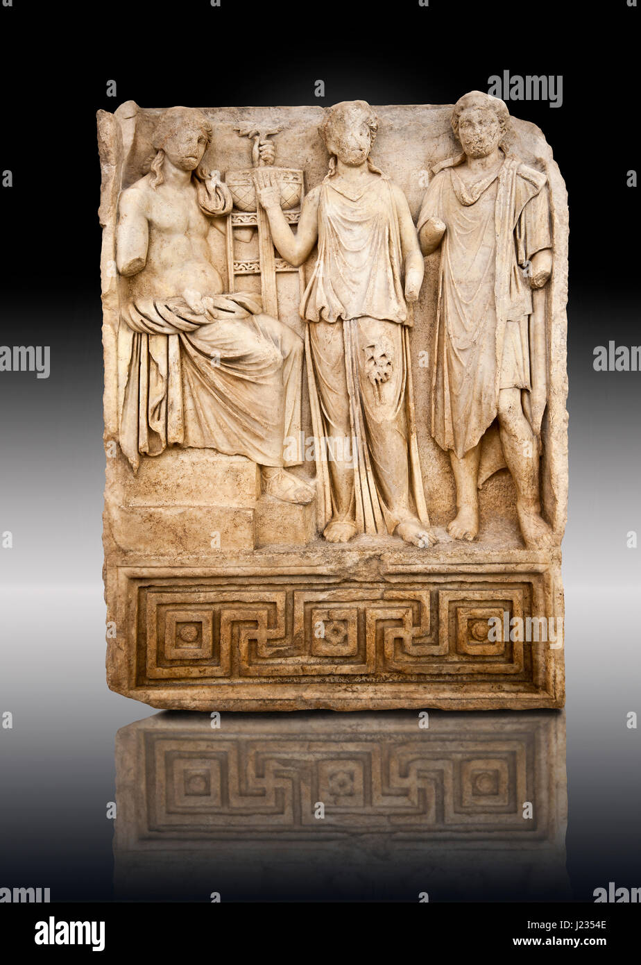 Temple romain de sculpture releif frise Apollo, Aphrodisias Musée, Aphrodisias, Turquie. Apollo est assis sur sa plate-forme surélevée avec son trépied à sa ora Banque D'Images