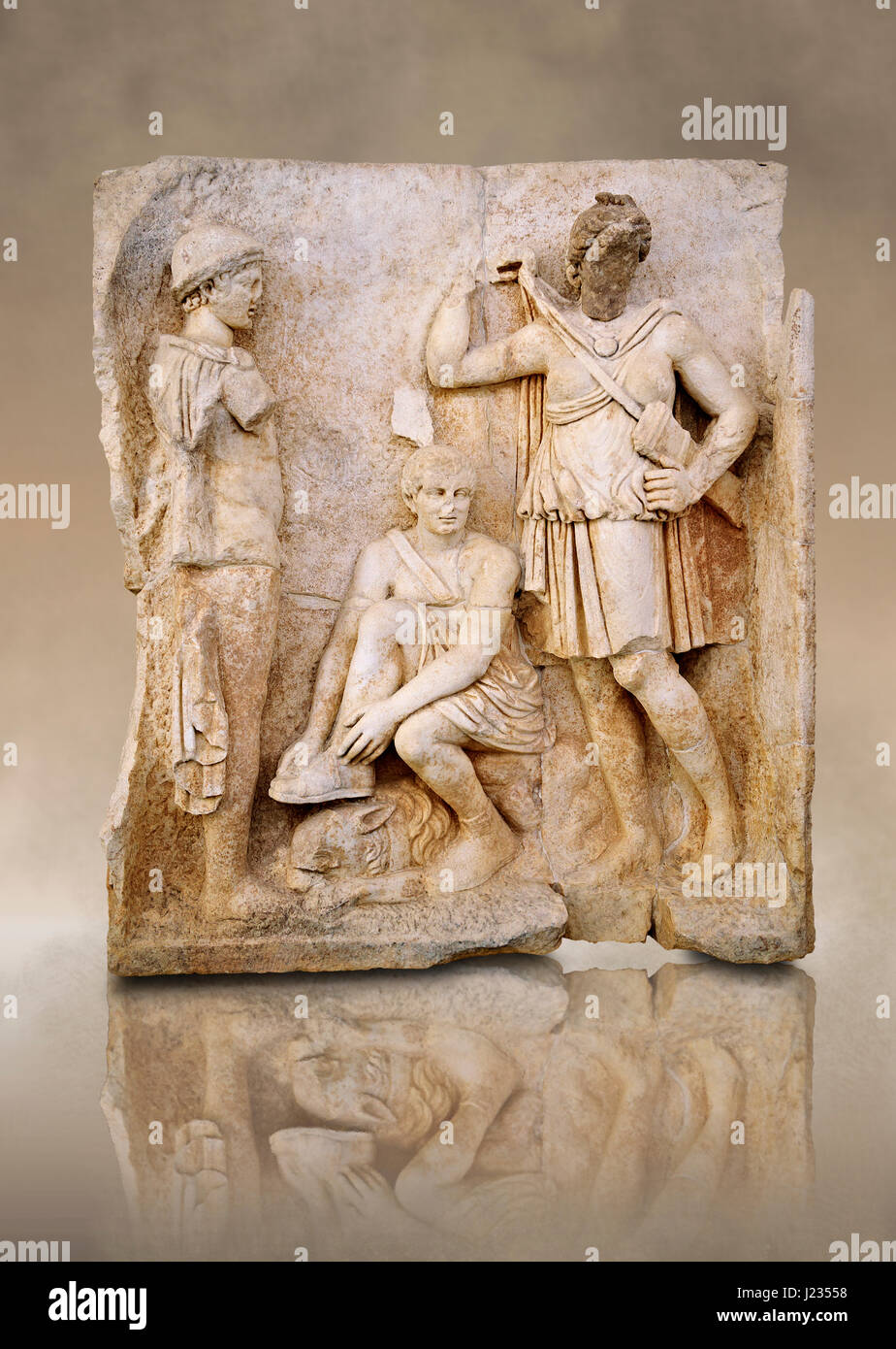 Photo de sculpture relief romain, Aphrodisias, Turquie, les images de l'art roman bas-reliefs. Meleager est assis sur un rocher attachant sa sandale. Au-dessous de lui se trouve une epe Banque D'Images