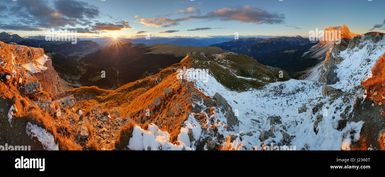 Lever de soleil coloré automne montagnes. Dolomites, Italie Banque D'Images