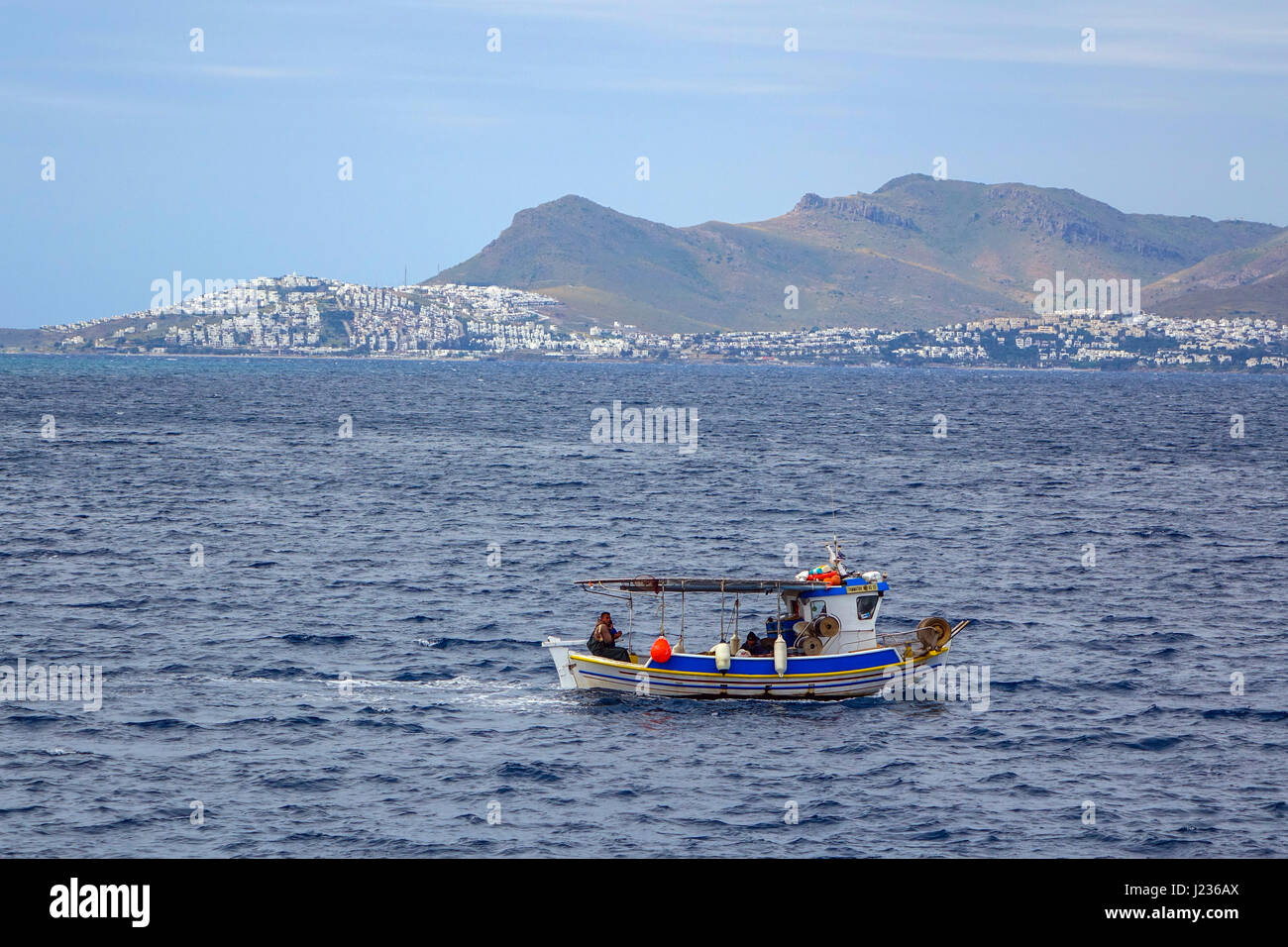 Petit bateau de pêche au large de la Grèce Kos, avec la Turquie dans la distance Banque D'Images