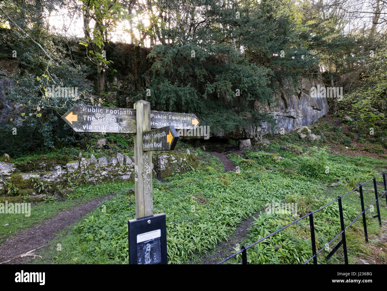 Sentier Public Poteaux de signalisation à Woodwell, Silverdale, Lancashire, England, UK Banque D'Images
