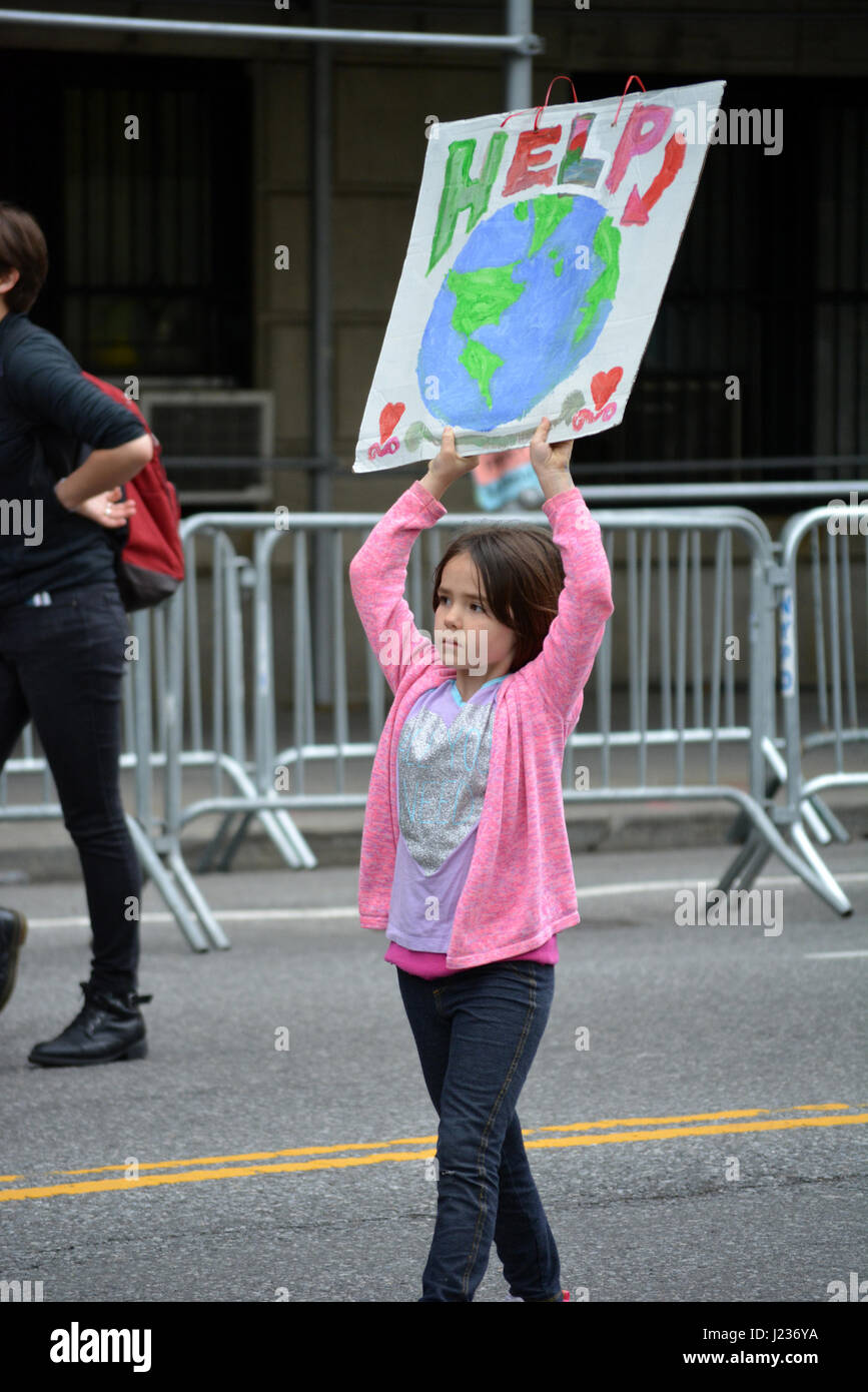 Jeune fille tenant une pancarte à la marche de la science dans la ville de New York. Banque D'Images