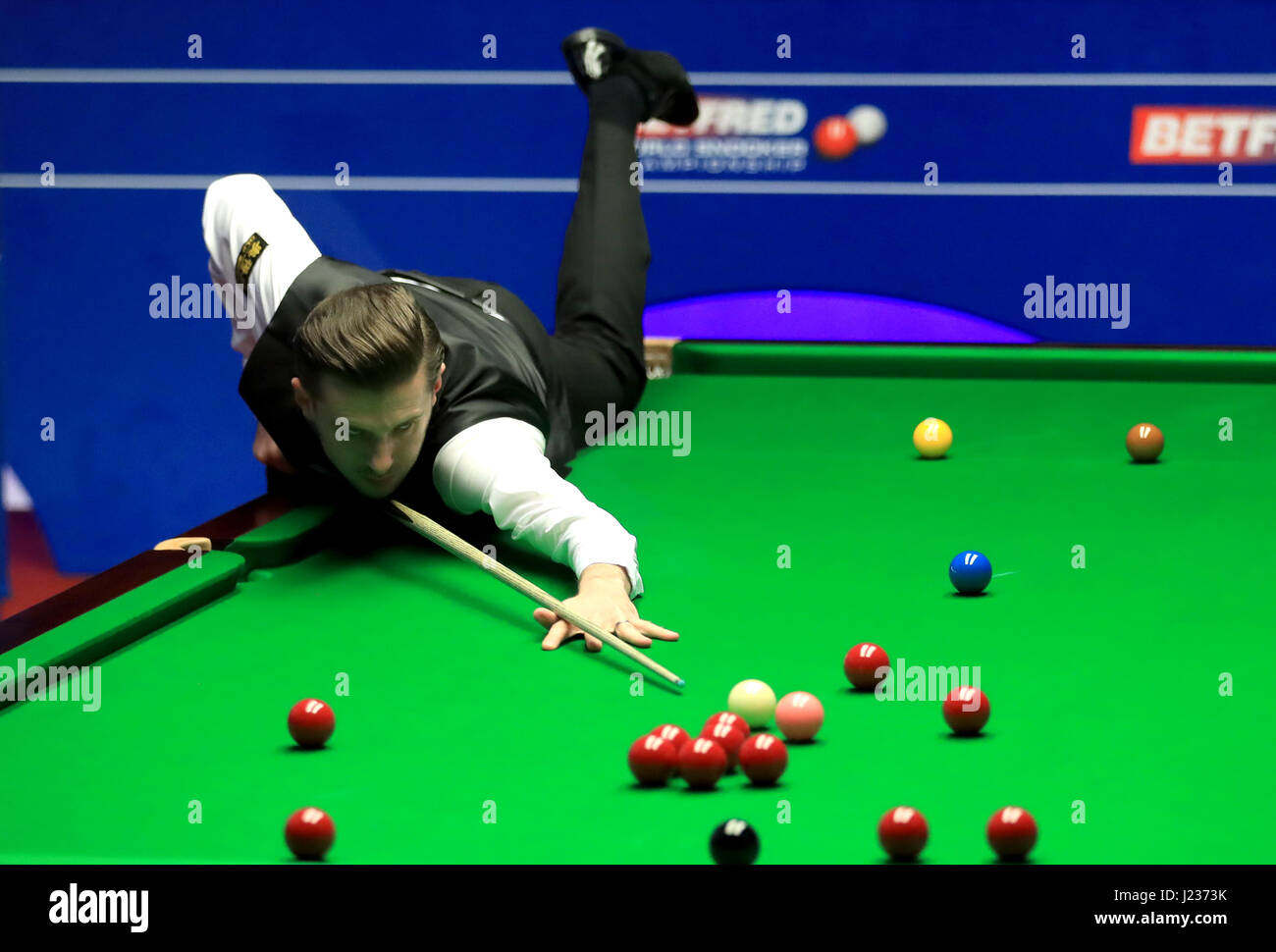 Mark Selby pendant son match contre Xiao Guodong sur dix jours du championnat du monde de snooker Betfred à The Crucible Theatre, Sheffield. Banque D'Images