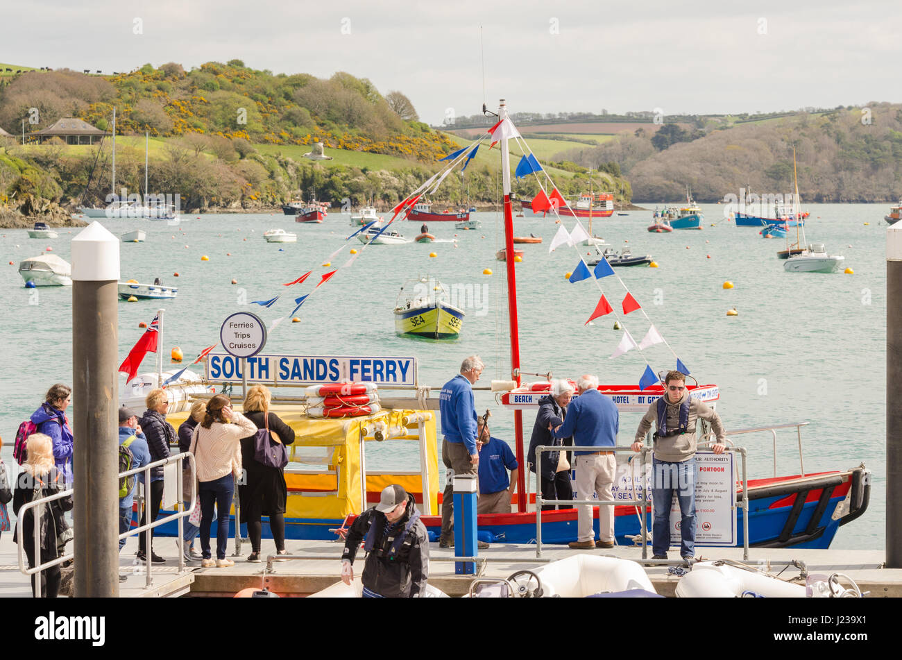 Les passagers à bord du traversier de sables bitumineux du sud à Whitestrand à Salcombe, Devon Banque D'Images