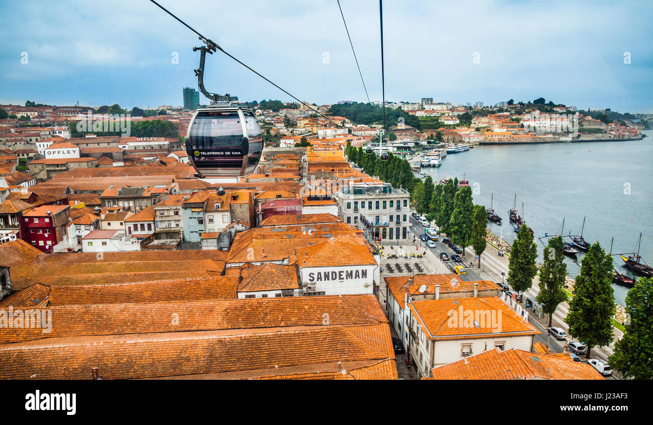Portugal, région Norte, Porto, le Teleférico de Gaia téléphériques travers sur les toits de Vila Nova de Gaia's lodges portwine et entrepôts (grottes) Banque D'Images
