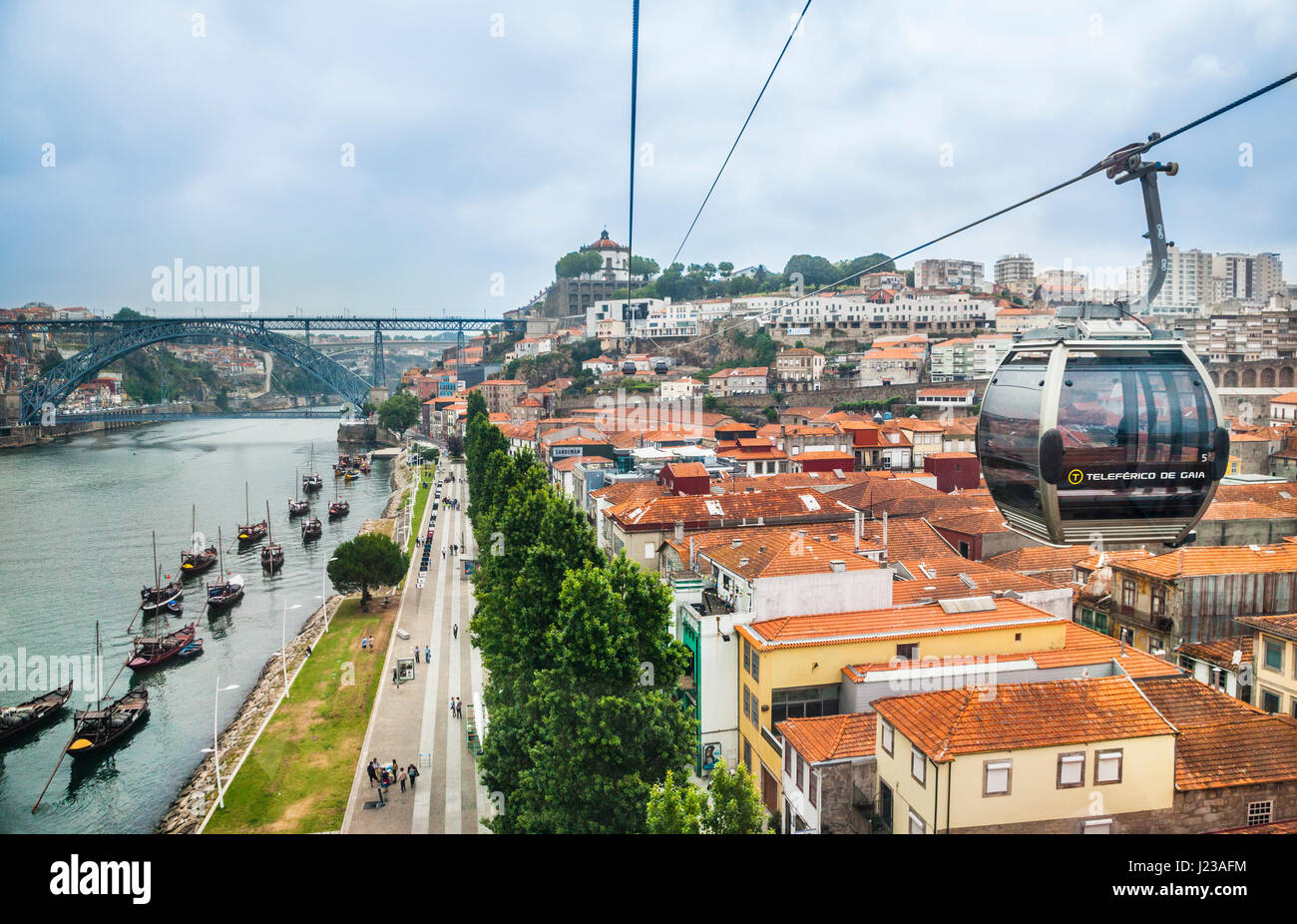 Portugal, région Norte, Porto, le Teleférico de Gaia téléphériques travers sur les toits de Vila Nova de Gaia's lodges portwine et entrepôts (grottes) Banque D'Images