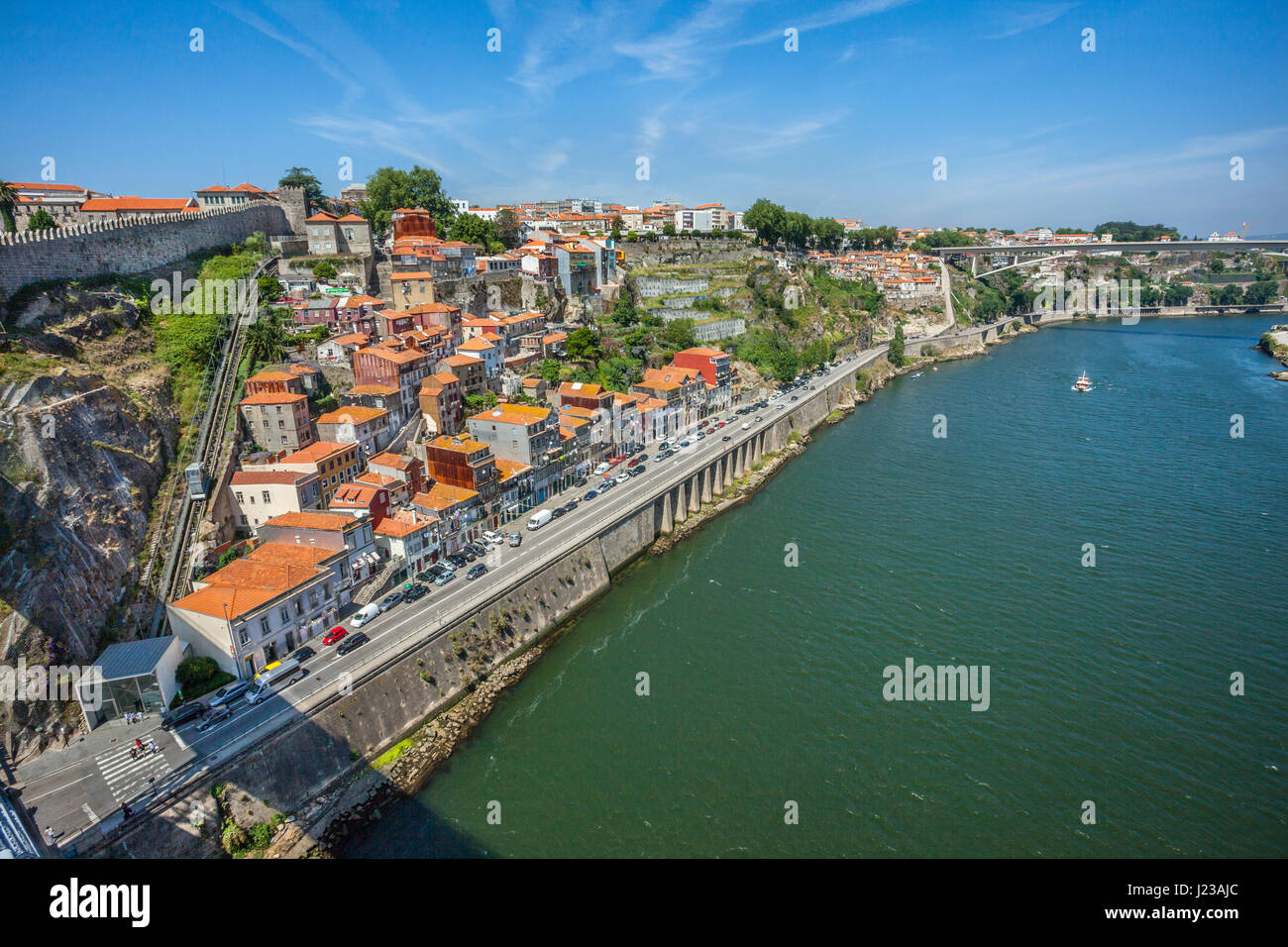 Portugal, région Norte, Porto, vue sur le mur (Fernandina Muralha Fernandina), vestiges de fortification de la ville médiévale de Porto avec funiculaire Guindas Banque D'Images