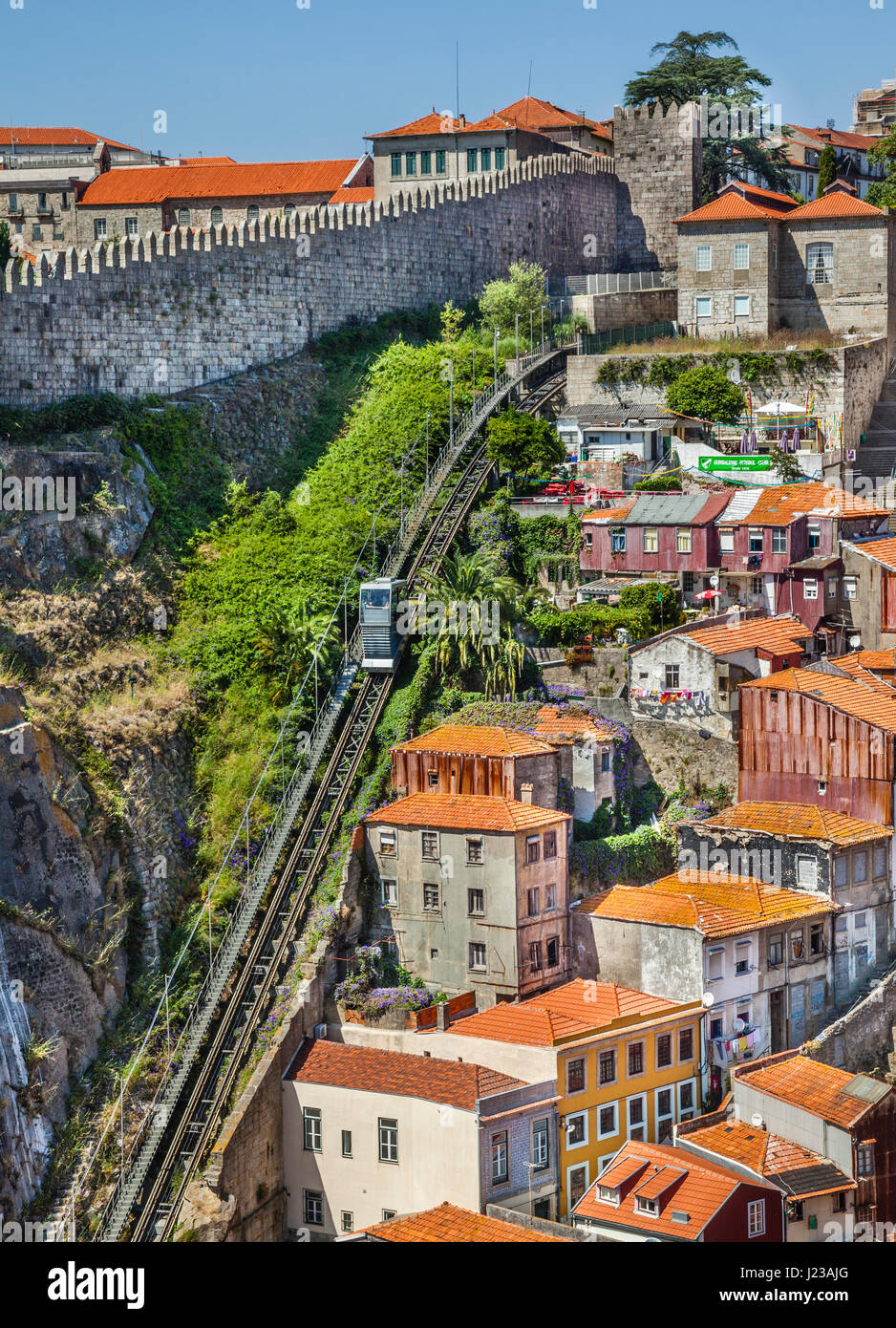 Portugal, région Norte, Porto, vue sur le mur (Fernandina Muralha Fernandina), vestiges de fortification de la ville médiévale de Porto avec funiculaire Guindas Banque D'Images