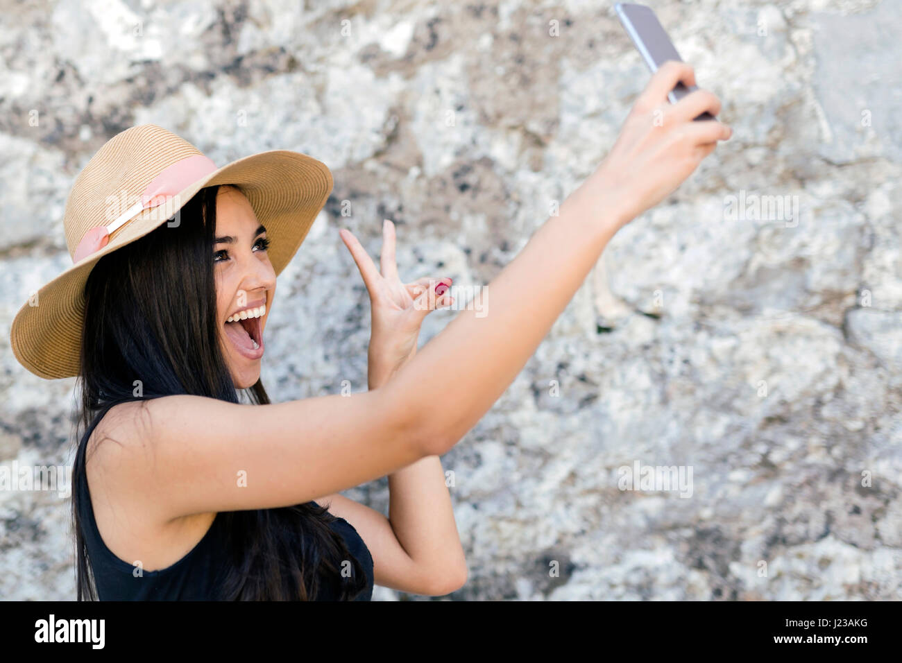 Prendre une belle jeune fille et selfies ayant un bon moment au cours de l'été Banque D'Images